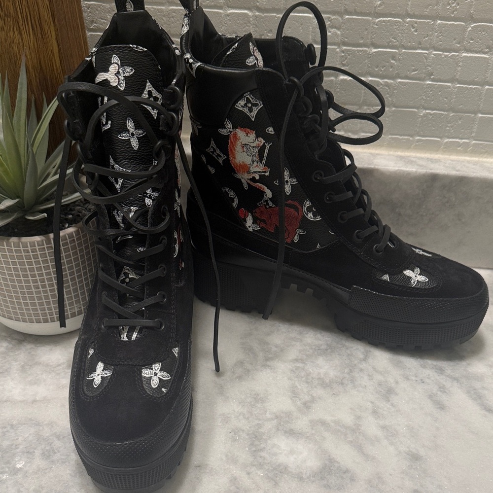 Louis Vuitton catogram boots 40